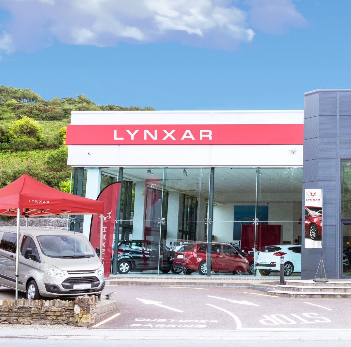 Bedrucktes Eventzelt und Fahne vor einem Autohaus